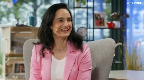 Moderatorin Bärbel Schäfer begrüßt Dr. Yael Adler