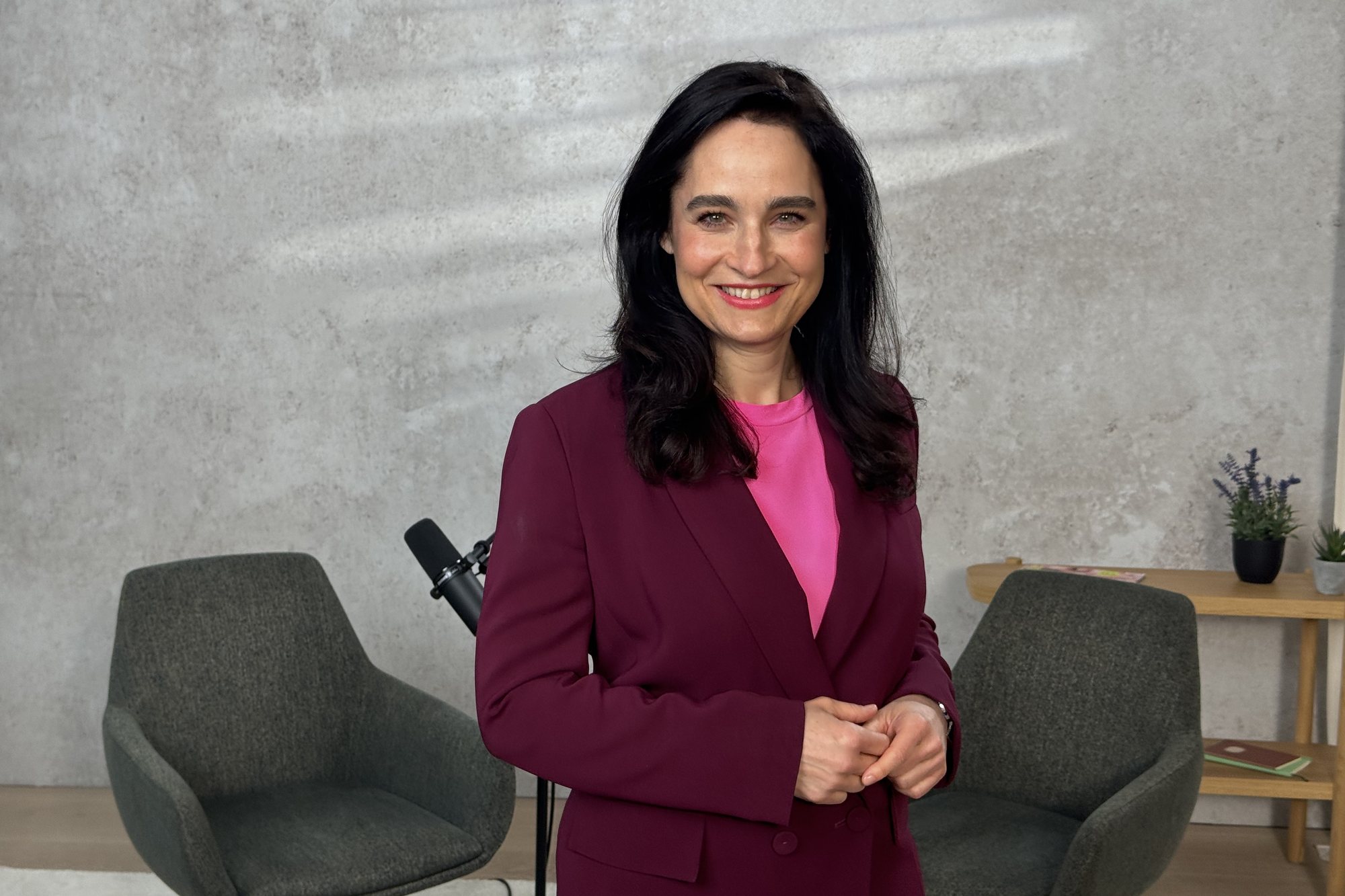Dr. Yael Adler im TV-Studio zwischen Interview-Sesseln