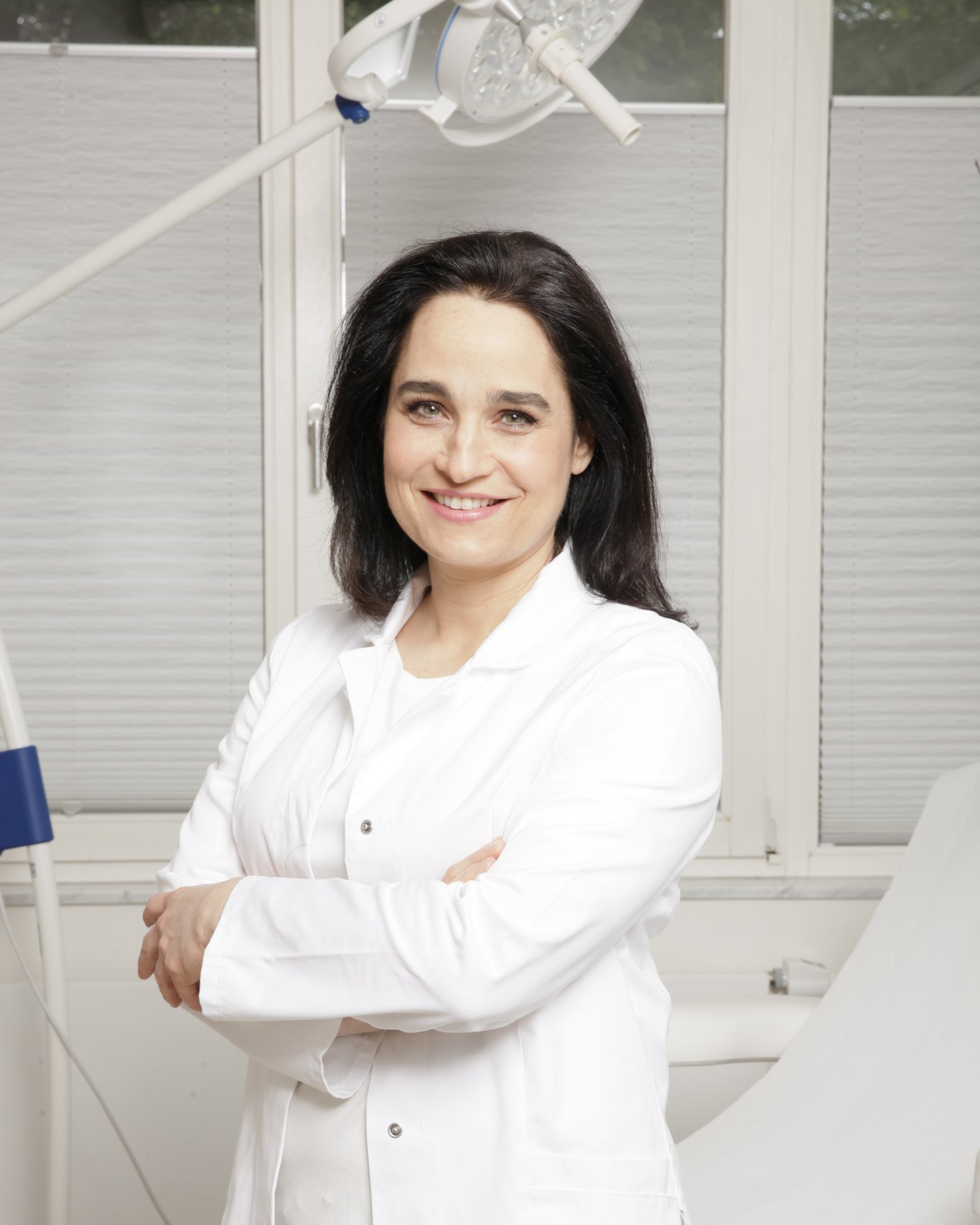 Dr. med. Yael Adler in ihrer Praxis