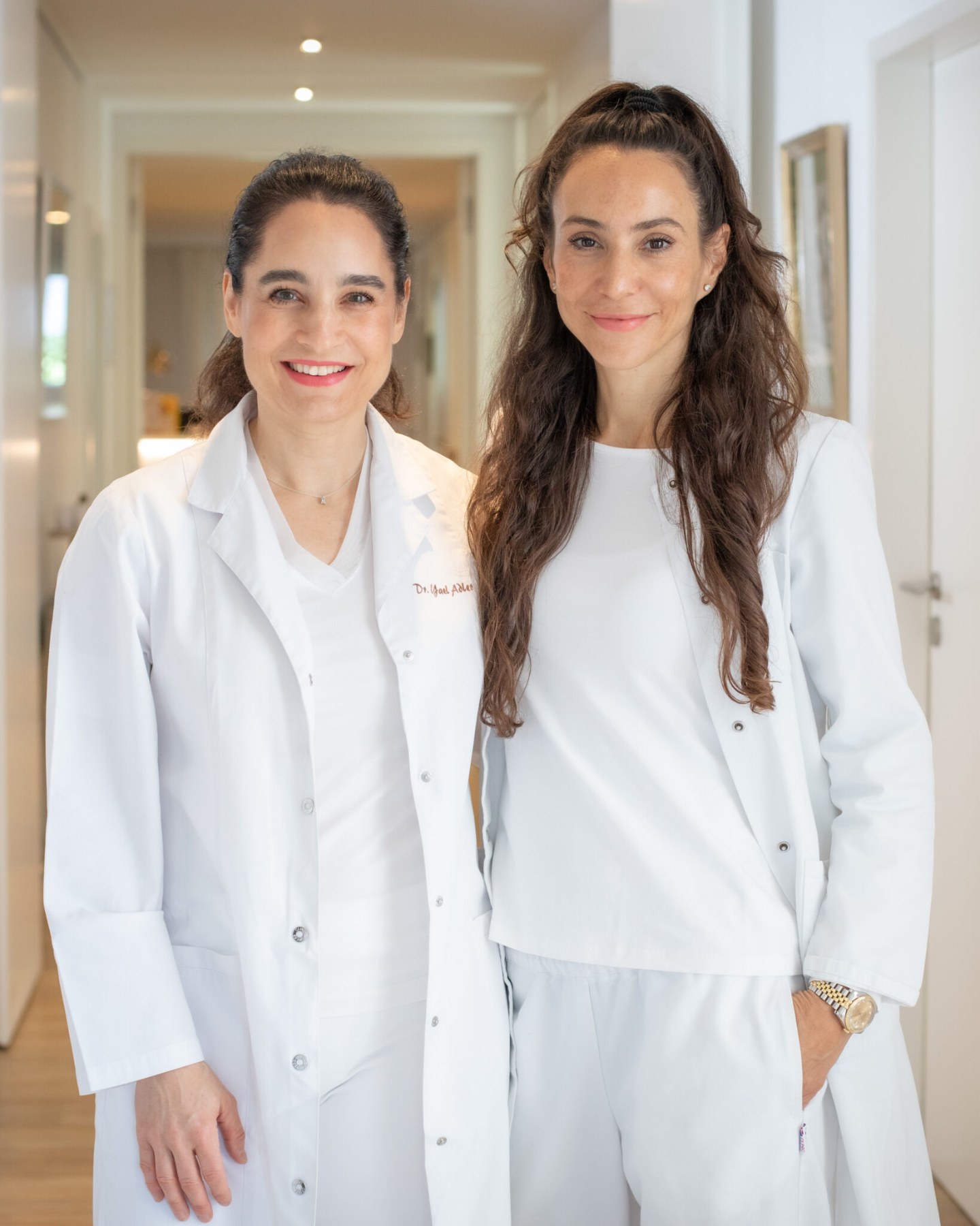 Dr. med. Yael Adler und Dr. med. Nadine Levenson in der Praxis